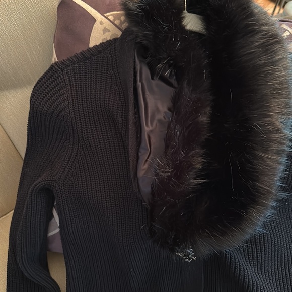 Black ribbed knit sweater with removable faux fur collar - Picture 5 of 5